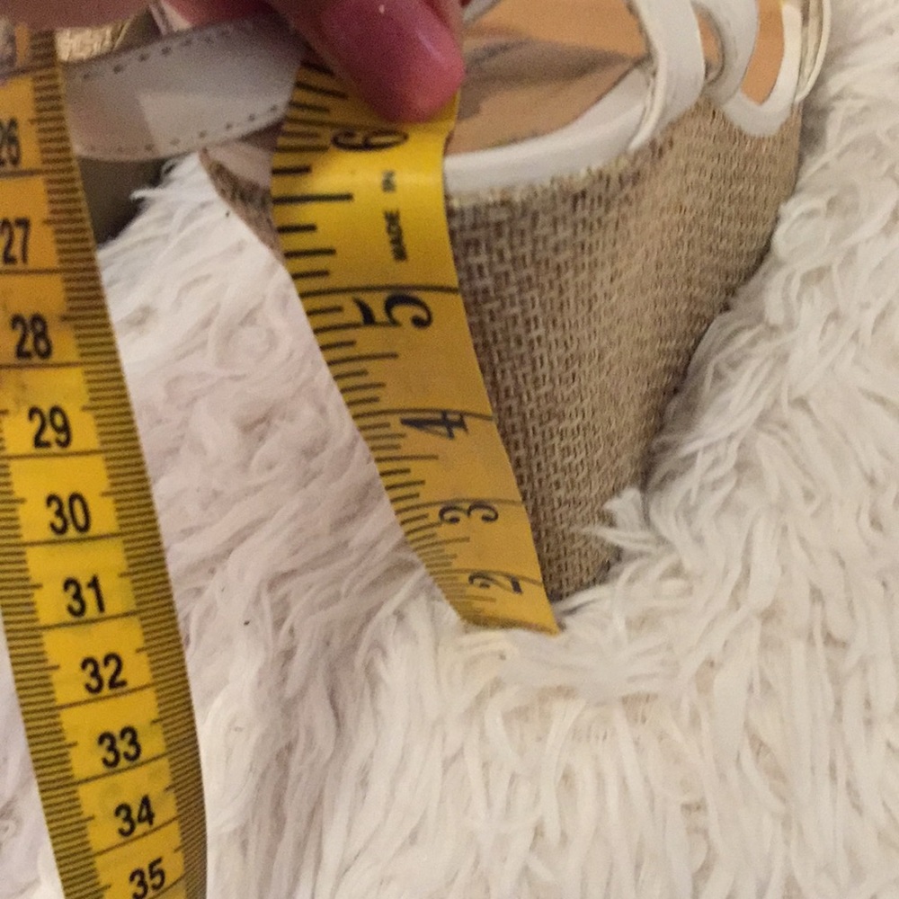 City Classified White wedge sandals size 8 - Picture 8 of 8